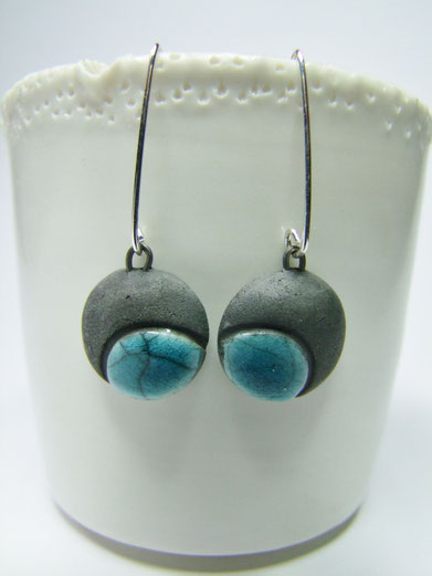 Boucles d'oreilles noire et bleu en raku