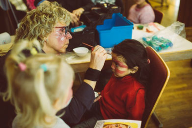 Sehr willkommen bei den Kleinen: Das Kinderschminken. [Foto: Nina Skripietz Fotografie]