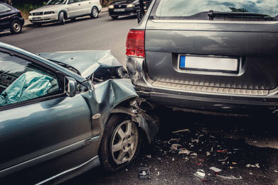 Auffahrunfall. Beide Autos sind verunfallt.