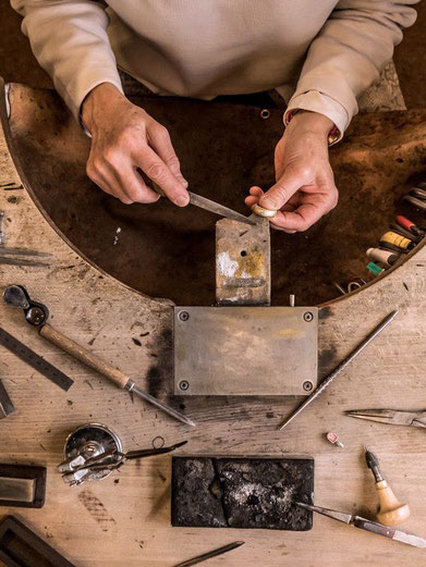 stage fabriquer son alliance, cours faire ses alliances en argent ou en or, ateliers alliances, apprendre la bijouterie, cours, work-shop, atelier, cours particuliers, Nelly Chemin, bijoux contemporains, Haute-savoie       