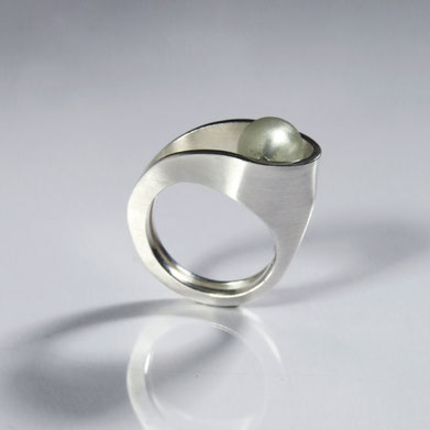 Bague Lascive - argent et verre dépoli - Nelly Chemin - bijoux contemporains       