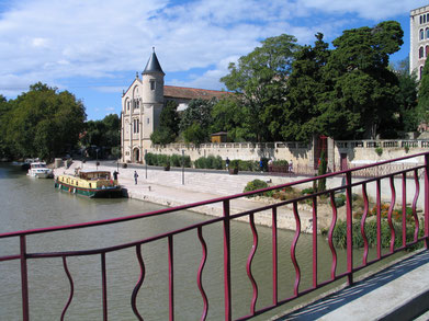 Bild: Mit dem Hausboot auf dem Canal du Midi am Château de Véntenac Minervois