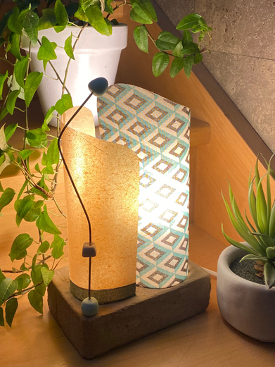 Lampe à poser artisanale et originale en béton, tissus bleu et marron et papier de soie. Lampe unique de fabrication française, une idée cadeau originale et déco en Haute-Savoie à Rumilly.