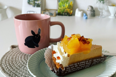 コーヒーの入ったカップ&ソーサ。Relax(気楽に)と書かれた付箋。ガーベラの花。