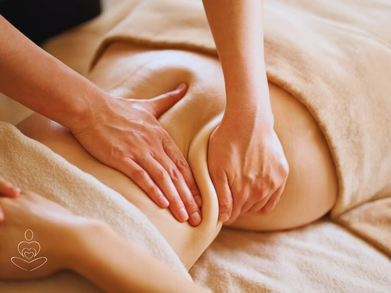De masseur gebruikt speciale versterkende olie voor de soepele huid en pezen en banden, om deze te helpen naar de oorspronkelijke staat terug te brengen.