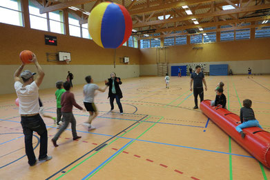 Bei den CVJM-Familiennachmittagen in der Sporthalle sind Kinder mit ihren Eltern aus allen Herkungsgebieten der Welt herzlich willkommen