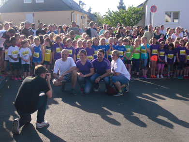 Gruppenfoto kurz vor dem Start des 1,2 km-Laufes in Ahnatal.