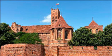 Die Marienburg mit der 2016 restaurierten Marienfigur