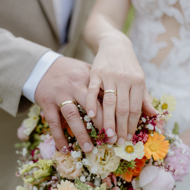 Eheringe vor einem Brautstrauß bei einer Hochzeit in der Pfalz.