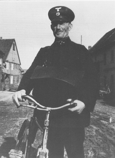 Postbote Anton Hartmann 1930.  (Aus dem Buch "Alt Borgentreich in Bildern" von Bernhard Kösters)