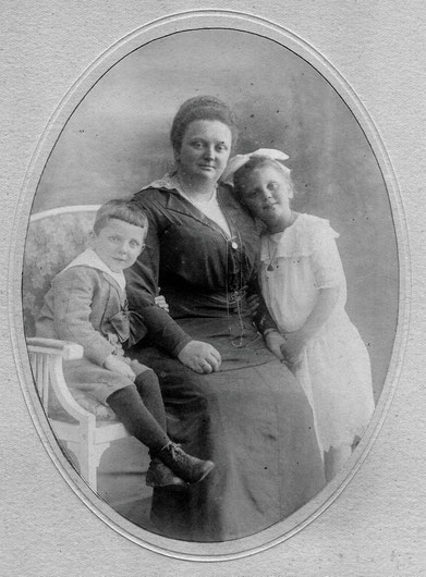 Paula Frieg mit ihren Kindern Klemens und Paula, kurz vor ihrem Tod