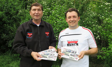 Artur Stark (rechts) und Manfred Wille mit einigen Postkarten