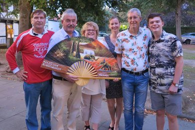 Michael Kühn (Zweiter von links) im Kreise von Kerstin Kühn (3. von links), Sarak Kühn, Michael Meixner, Elias Kühn und Manfred Wille (links) und dem Gebürtstagsfächer