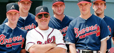 Nella foto da sinistra, Tom Glavine, Steve Avery, Leo Mazzone, Kent Mercker, Greg Maddux e John Smoltz (foto di David Tulis)