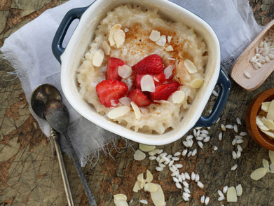Gebackener Mandelmilchreis mit Beeren