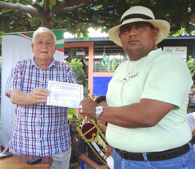 El alcalde de Bolívar (Manabí) entrega el certificado de participación a un cursante capacitado en el Recinto Santa Teresa. Manga del Cura, Ecuador.