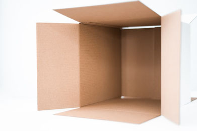 Umweltfreundliche, braune Wellpappekartons ist eine ungeblichene Verpackung und ein sinnvoller Beitrag für die Umwelt.