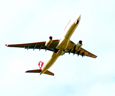 Auf dem Bild ist ein Flugzeug der Swiss zu sehen.