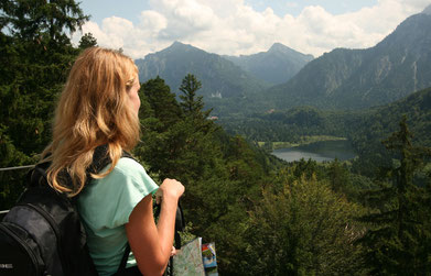 Eine Wanderin auf dem Kalvarienberg (Copyright: Füssen Tourismus und Marketing / Gerhard Eisenschink)