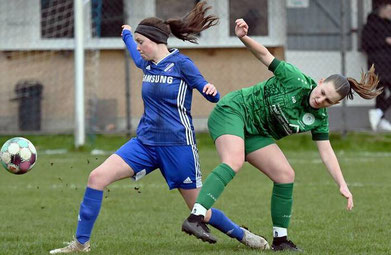 Alles im Griff: Lea Unzicker (l., hier gegen Nele Knaak) feierte mit dem TuS Viktoria Großenenglis gegen den 1. FC Mittelbuchen den zweiten hohen Sieg in Serie. Foto: Pressebilder Hahn