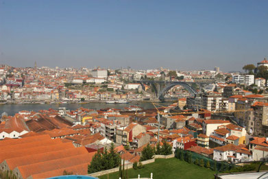 Blick auf Porto und im Vordergrund Vila Nova de Gaia mit den Portweinlagern ©My own Travel Städtereise Phantastisches Porto