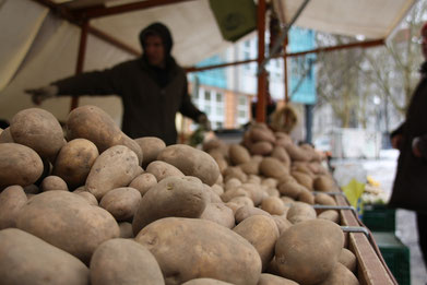 Schillermarkt Kartoffelstand Berlin Neukölln Wochenmarkt