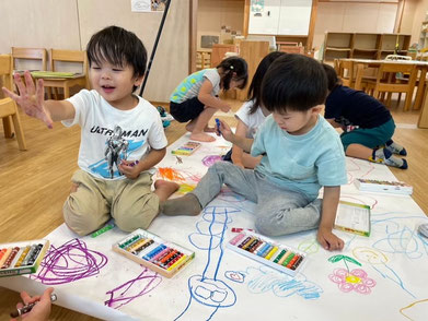 いろんな色で描こっと！