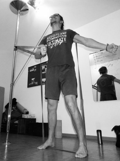 L'élastique est un matériel d'entrainement peu cher mais très intéressant qu'il soit utilisé seul ou intégré à vos entrainements.
