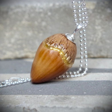 Haselnuss-Anhänger mit Blattgoldveredelung, Anhängerschlaufe und Kette aus 925 Silber