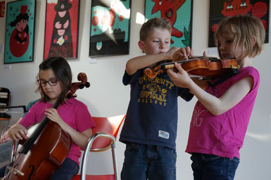 Ecole de musique EMC à Crolles - Grésivaudan : petits musiciens jouant des instruments durant le parcours découverte