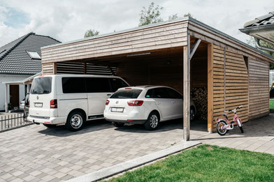 Zwei Autos unter einem Carport aus Lärche mit Auffahrt