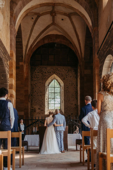 Brautpaar fotografiert bei der Kirchlichen Trauung in Kloster Schiffenberg, Giessen