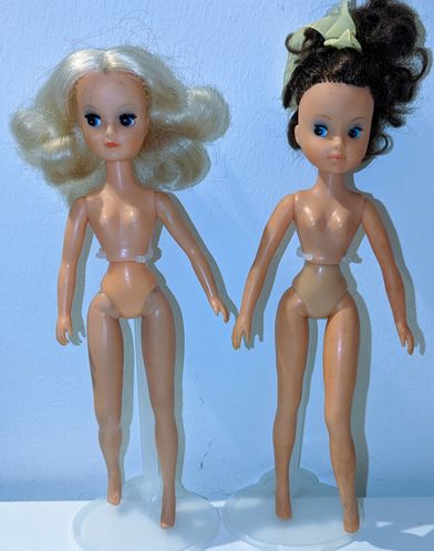 Body comparison of the Standart Basic Fleur (left) and the Squishhead Basic Fleur (right). Please note the different size of the arms.