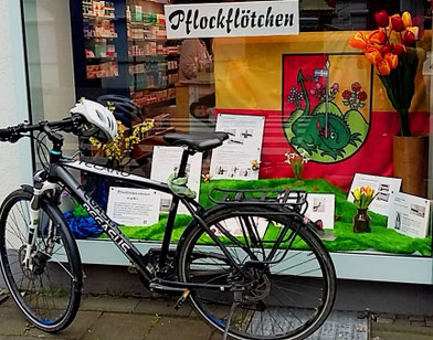 Botendienst Botenservice umweltfreundlich, Botenfahrrad vor Schaufenster, Berg Apotheke Hildesheim Moritzberg
