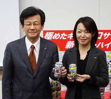 村上悦郎執行役員(左)と佐藤晃世部長