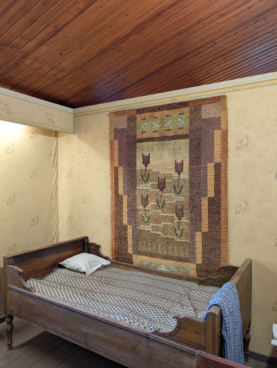 Lappland Teppich an Holzwand im Museum von Pentik