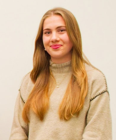 Portraet_Anne_Muehlebach_blondes_langes_Haar_beiger_Pullover