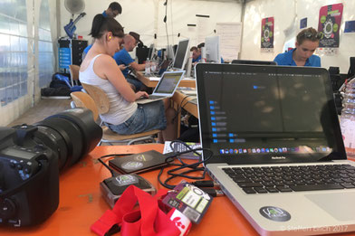 Arbeitsplätze im Pressezelt