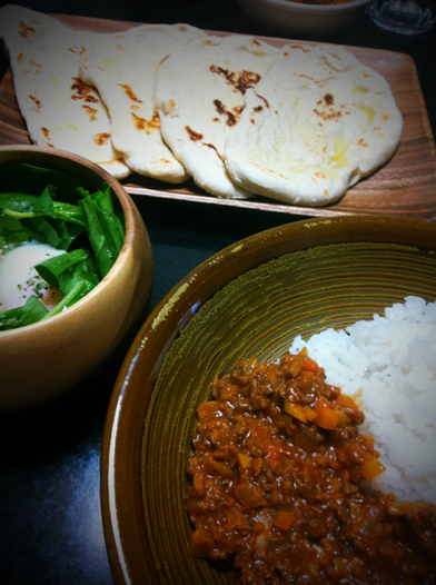 自分は普通のカレーの方がいいんだけど、たまには息子さんが好きなキーマカレーとナンで。　　　僕はやっぱライスやね、。