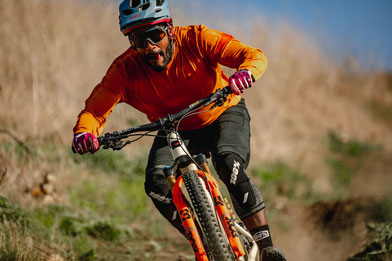 e-MTB Fahrer testet die neue 34 Federgabel von FOX auf seinem e-Mountainbike