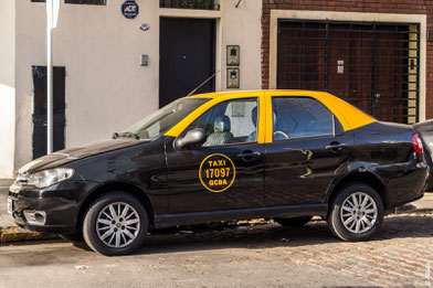 schwarz gelbes Taxi in Buenos Aires