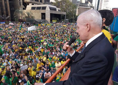 S.A.I.R. Príncipe Imperial de Brasil Dom Bertrand de Orléans y Braganza se dirige a la multitud de manifestantes que gritan "¡Nuestra bandera nunca será roja!" ; "¡No queremos comunismo!"