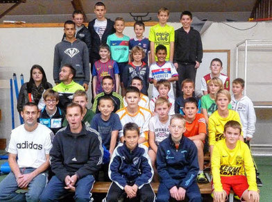 Les jeunes vacanciers lors du tournoi de football en salle, proposé en compagnie des camarades de Plougourvest, Bodilis et Plougar. 