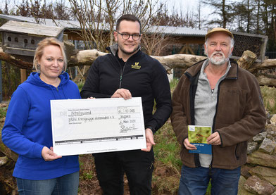 (v.l.n.r.) Tanja Frischgesell (Vorsitzende NABU Holzminden, Sebastian Baensch (Geschäftsführer Ölmühle), Rembert Ostermann (Naturschutzbeauftragter Ölmühle)