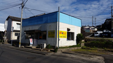 佐世保市のカギロック長崎早岐店の外観。青と白の建物が目印の信頼できる鍵屋です。