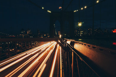 Brooklyn-Bridge bei Nachtverkehr