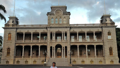 John Wayne, producer and star of "Big Jim McLain", filmed a scene at the Aliiolani Hale at 417 King Street, currently the home of Hawaii State Supreme Court.