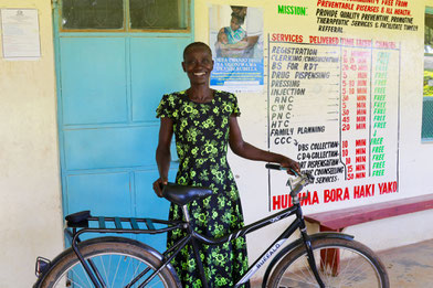 @WorldBicycle Relief/ Francis ist Krankenschwester in der Malaha Klinik in Shianda, Kenia. Mit dem Fahrrad kannn sie die Menschen, die in abgelegenen Dörfern leben, besser und schneller erreichen.