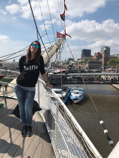 mio scatto autobiografico sulla prua di una nave al festival delle navi di Amburgo