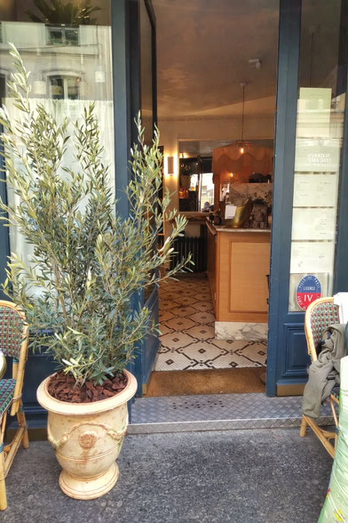 Olivier sur la terrasse du restaurant
